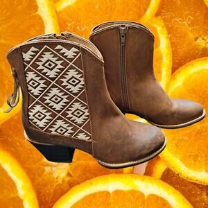 Twisted X Cowboy Ankle Boots with White Stitch Design Size‎ 7.5 Model WWF0010
